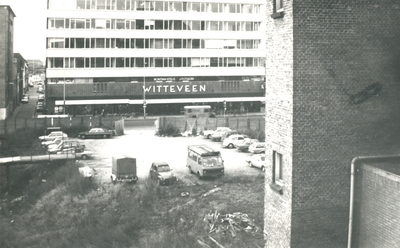 861253 Overzicht van het zogenaamde 'Gat van de Bijenkorf', aan de St. Jacobsstraat in Wijk C te Utrecht, dat tijdelijk ...